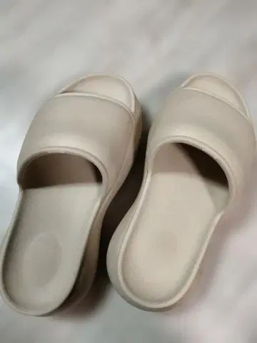 베이지 샌들 통굽