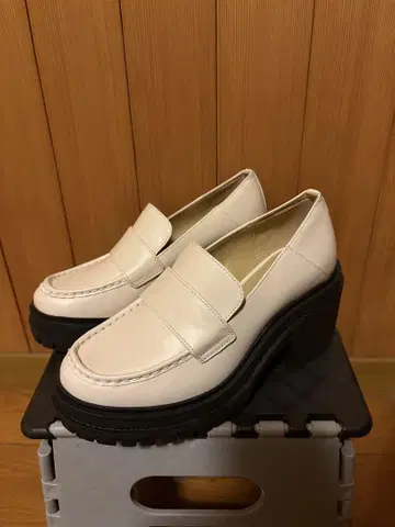 MICHEAL KORS 통굽 로퍼 화이트