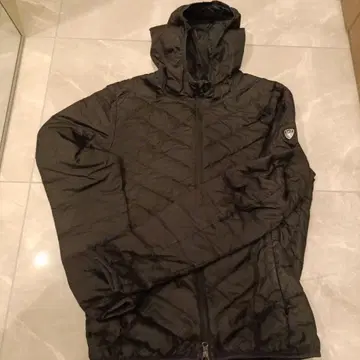 EMPORIOARMANI 블랙 라이트 다운 자켓 후드 부착