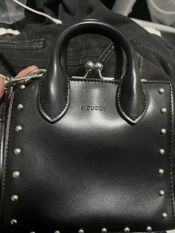 MOUSSY 스터드 장식 블랙 숄더백