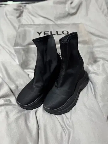YELLO TOKYO BLACK DOUBLE SNEAKER SHORT