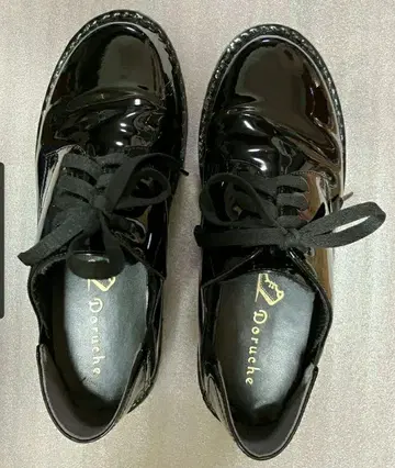 돌체 에나멜 스니커즈