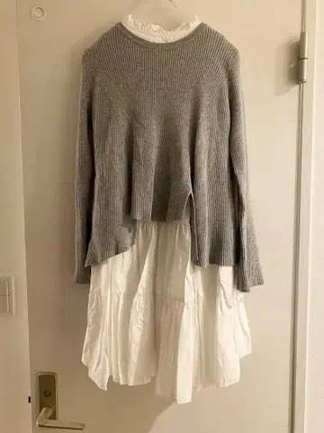 SNIDEL 그레이 리브 니트와 화이트 드레스