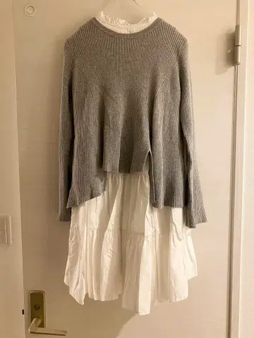 SNIDEL 그레이 리브 니트와 화이트 드레스