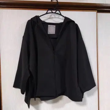 BEARDSLEY 블랙 후드 부착 후드티