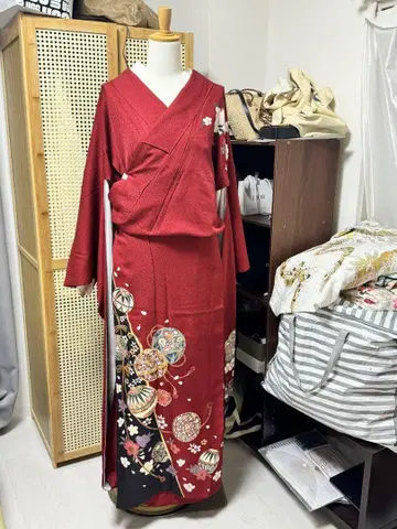 빨간색 후리소데 꽃무늬 일본풍 무늬