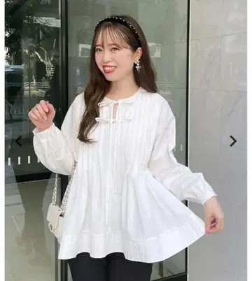 Fit more 핀턱 리본 페플럼 블라우스 화이트