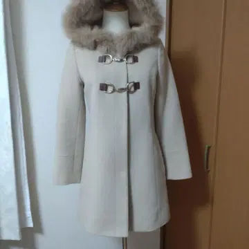 베이지 퍼 달린 더플 코트