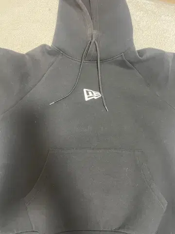 New Era 블랙 후드티 프론트 포켓 부착