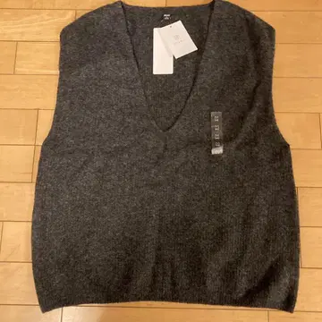 새상품.미사용 UNIQLO 3D 수플레얀 V넥 베스트 M