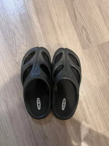 KEEN 블랙 샌들 23cm