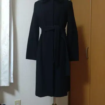 퍼 달린 블랙 롱 코트