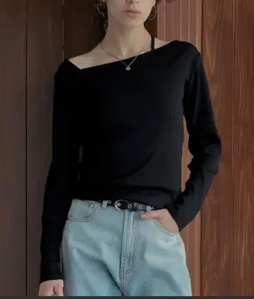 리브 티셔츠 비대칭 넥 상의 블랙 긴팔