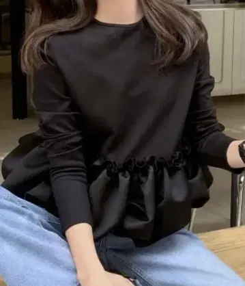 프릴 달린 블랙 긴팔 상의