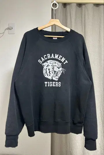 EDWIN SACRAMENT TIGERS 블랙 맨투맨