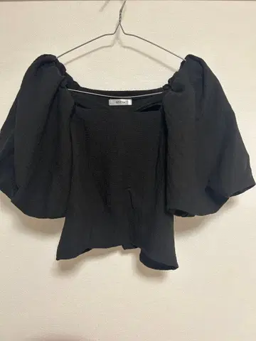 NICE CLAUP 블랙 오프숄더 반팔 상의