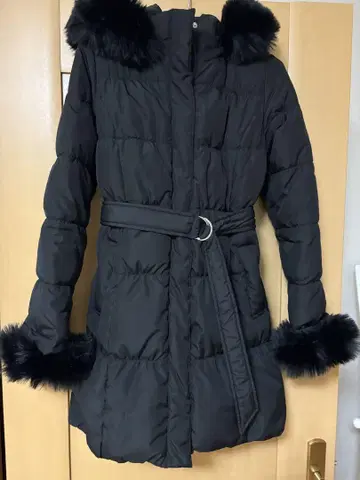 퍼 달린 블랙 다운 자켓