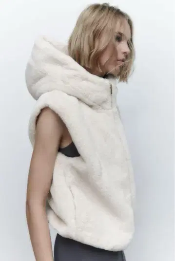 새상품급 ZARA 후드 부착 인조 모피 베스트 화이트 베이지