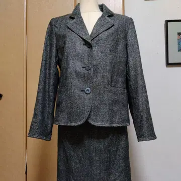 그레이 계열 스커트 수트