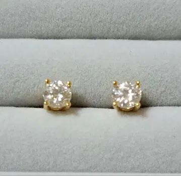 모이사나이트 0.5ct x 2 골드 스터드 귀걸이 라운드 컷