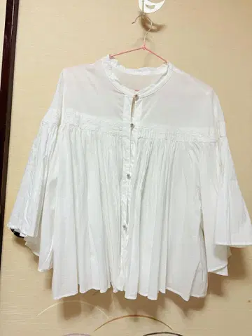 화이트 플레어 슬리브 셔츠