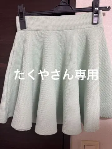 연한 녹색 스커트와 블랙 컬러 펌프스