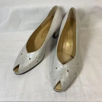 긴자 요시노야 천연 가죽 펀칭 피프토 펌프스 23.5cm 베이지 계열