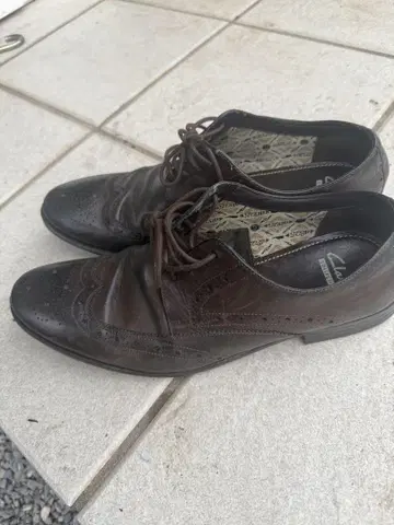 Clarks 다크 브라운 윙팁 드레스 슈즈