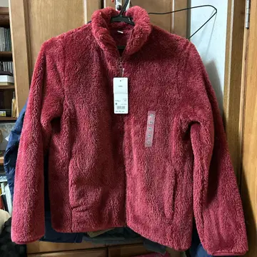 유니클로 새상품 미사용 빨간색 플리스 자켓 M 사이즈
