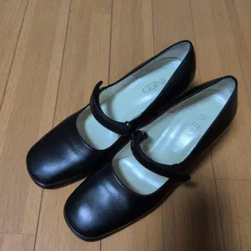 INED 블랙 가죽 하이힐