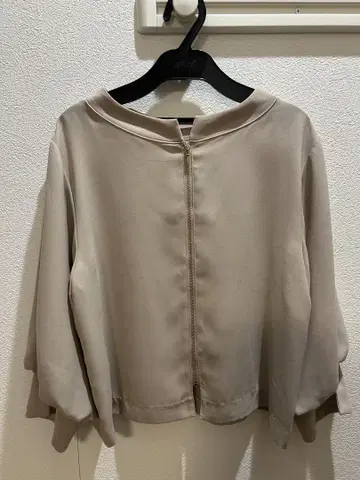 라디에이트 노카라 자켓 베이지 벌룬 슬리브