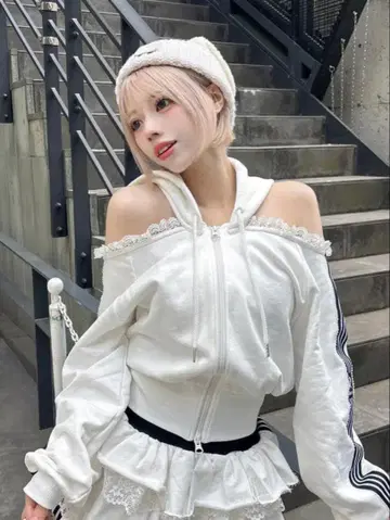 걸리시 스포티 맨투맨 상의 WHT