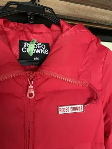 RODEO CROWNS 후드 부착 빨간색 다운 자켓