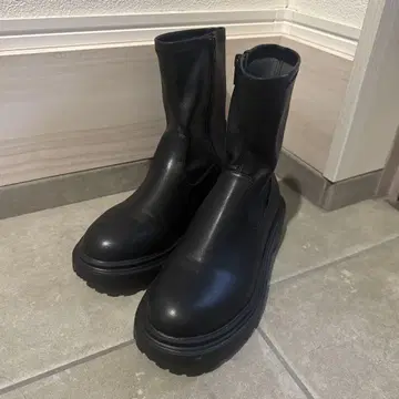 블랙 통굽 지퍼 부츠