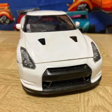 Nissan GT-R 1/24 스케일 화이트 35
