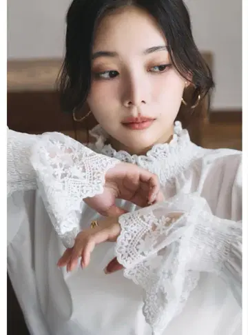 &.NOSTALGIA 노스탤지어 레이스 프티 하이넥 블라우스