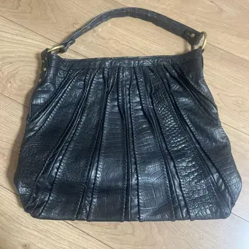 블랙 플리츠 디자인 숄더백