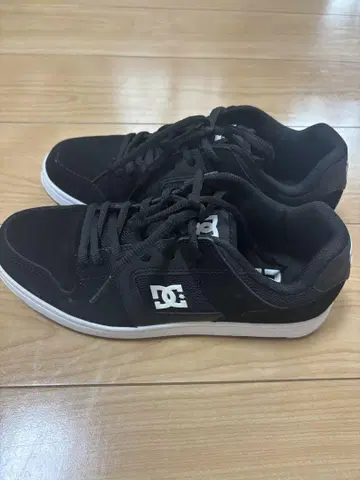DC 블랙 스니커즈