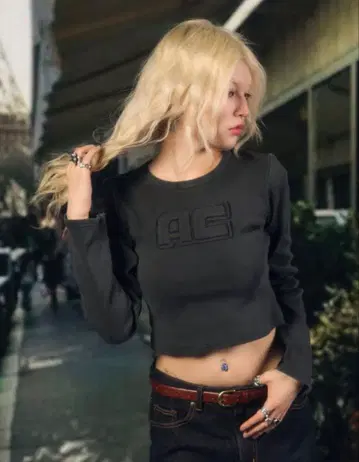 ACLENT 엠보싱 로고 피그먼트 리브 롱 T