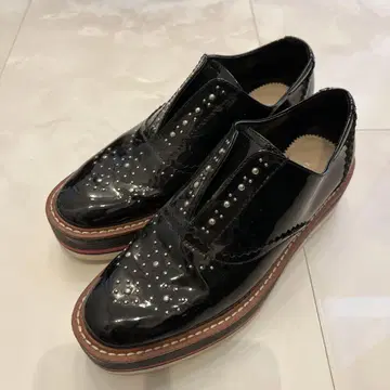 스터드 장식 블랙 통굽 로퍼 ZARA