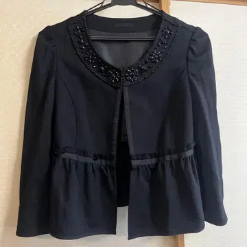 TO BE CHIC 비즈 장식 블랙 노카라 자켓
