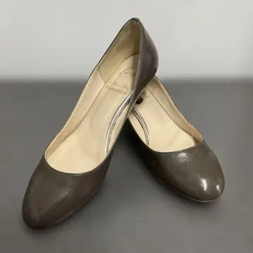 다크 브라운 에나멜 하이힐 플레인토