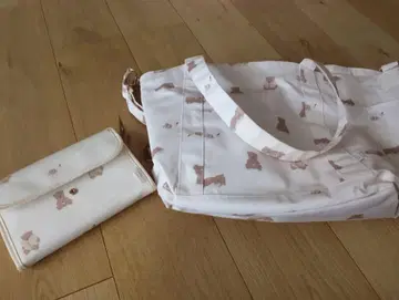 곰 무늬 화이트 마더백과 모자 수첩 파우치