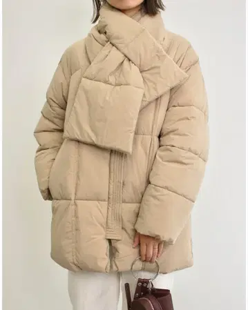 새상품 [ MLI'A ] 엠리아 INGNI 머플러 포함 다운 코트 베이지