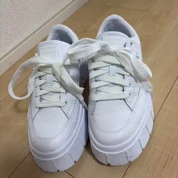 PUMA 화이트 통굽 스니커즈