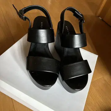 블랙 웨지 샌들 스트랩 포함