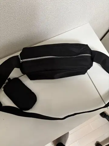 블랙 나일론 숄더백과 파우치