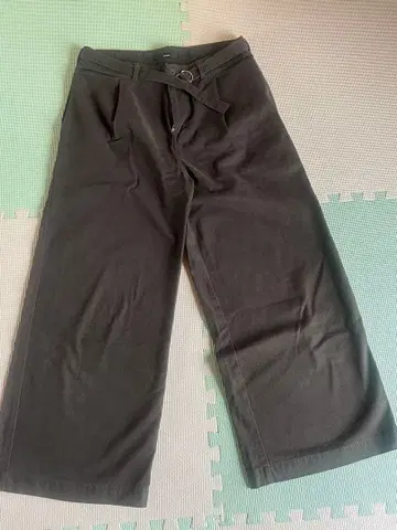 다크 그레이 와이드 팬츠 양쪽 사이드 포켓 포함
