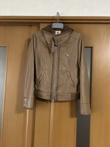 카멜 가죽 후드 부착 숏 자켓