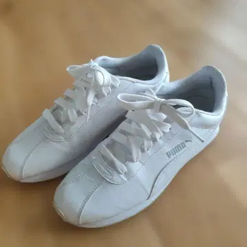 PUMA 화이트 스니커즈